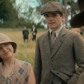 Mia McKenna-Bruceová a Edward Bluemel v detektivní minisérii Sedm ciferníků Agathy Christie.