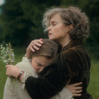 Mia McKenna-Bruceová jako lady Eileen a Helena Bonham Carterová v roli její matky v detektivní minisérii Sedm ciferníků Agathy Christie.