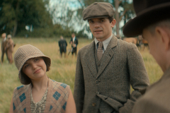 Mia McKenna-Bruceová a Edward Bluemel v detektivní minisérii Sedm ciferníků Agathy Christie.