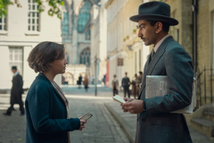 Mia McKenna-Bruce a Nabhaan Rizwan v detektivní minisérii Sedm ciferníků Agathy Christie.