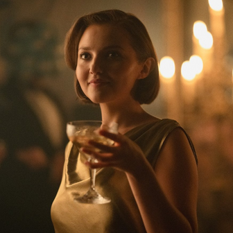 Mia McKenna-Bruceová si v detektivní minisérii Sedm ciferníků Agathy Christie zahrála ústřední roli lady Eileen.