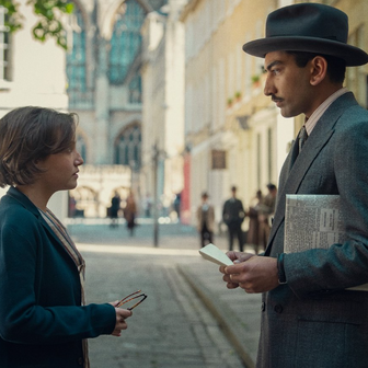 Mia McKenna-Bruce a Nabhaan Rizwan v detektivní minisérii Sedm ciferníků Agathy Christie.