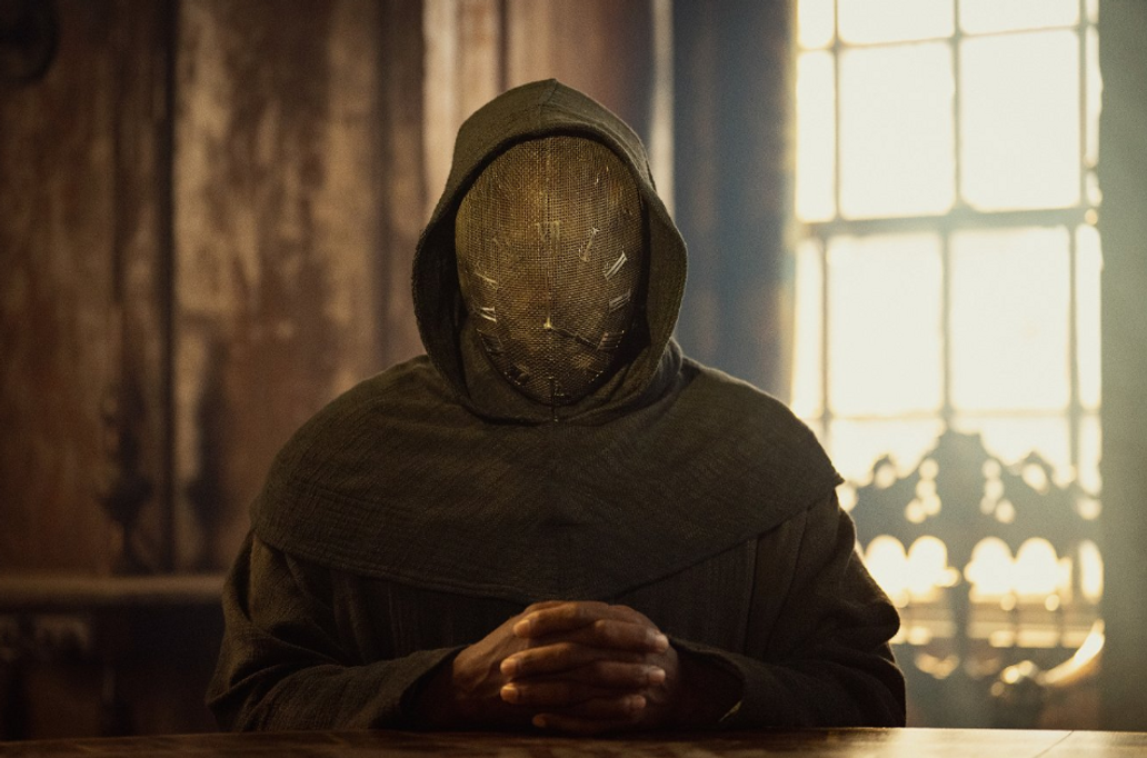 V minisérii Sedm ciferníků Agathy Christie hrají klíčovou roli členové tajného spolku skrývající svoji identitu pod maskami s hodinovými ciferníky. 