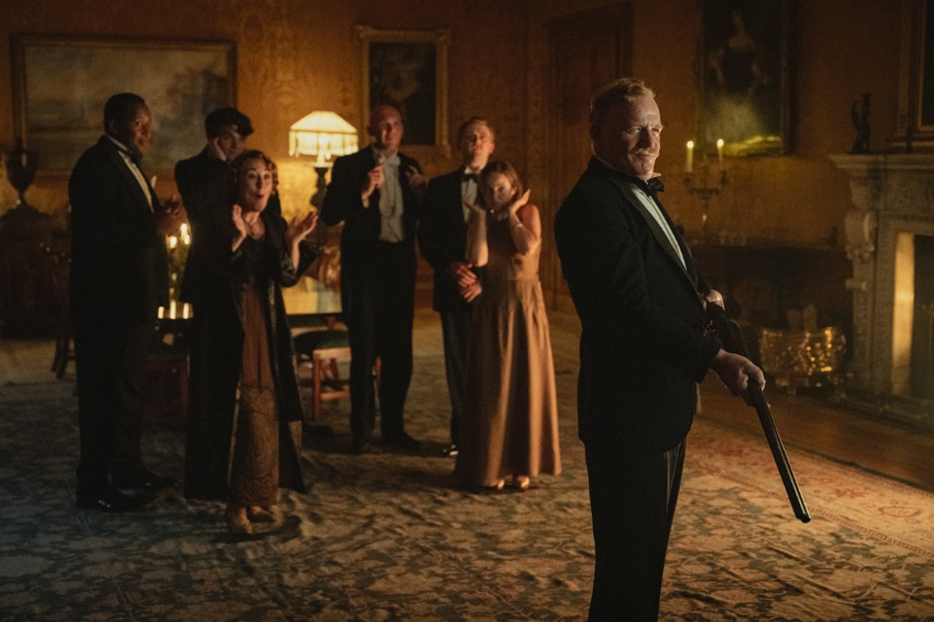 Současná adaptace knižní předlohy Záhada Sedmi ciferníků je co se týče interiérů aristokratických sídel či dobových kostýmů mnohem okázalejší než její televizní předchůdce. 