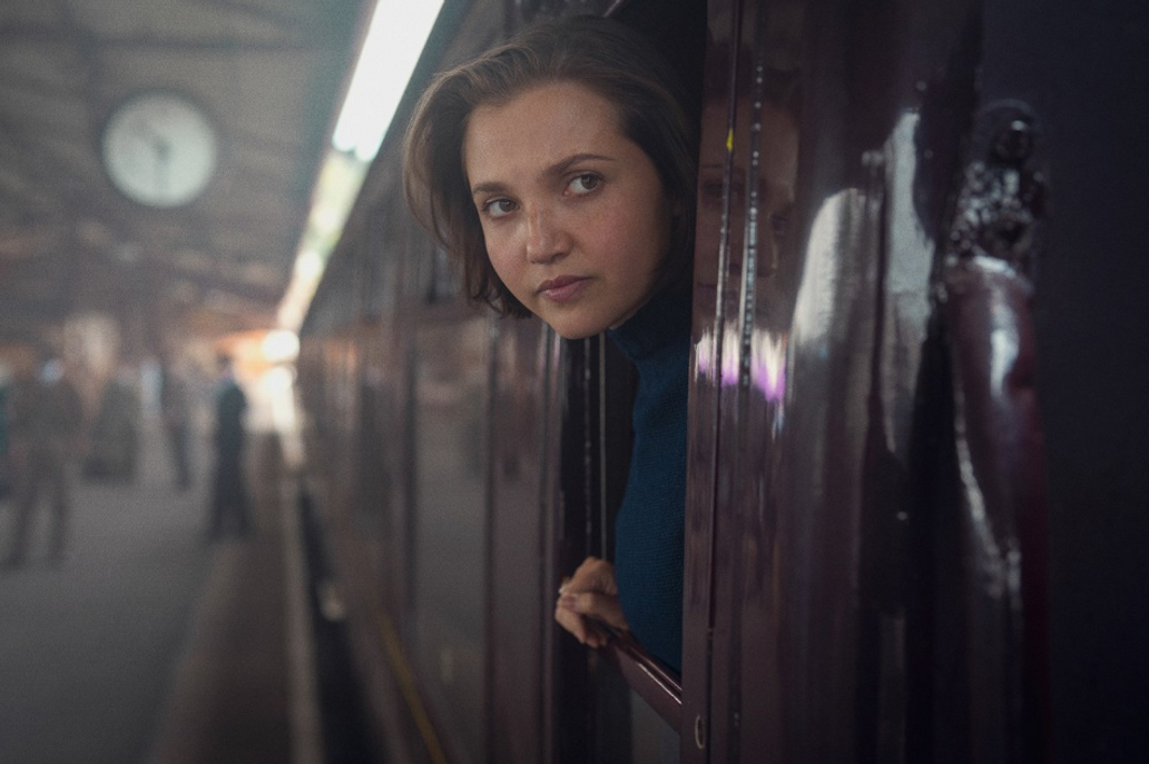 Mia McKenna-Bruceová si v detektivní minisérii Sedm ciferníků Agathy Christie zahrála ústřední roli lady Eileen.