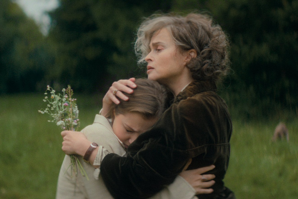 Mia McKenna-Bruceová jako lady Eileen a Helena Bonham Carterová v roli její matky v detektivní minisérii Sedm ciferníků Agathy Christie.