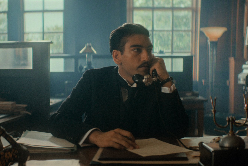 Nabhaan Rizwan v detektivní minisérii Sedm ciferníků Agathy Christie.