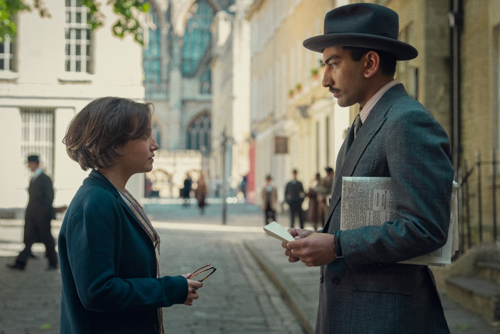 Mia McKenna-Bruce a Nabhaan Rizwan v detektivní minisérii Sedm ciferníků Agathy Christie.