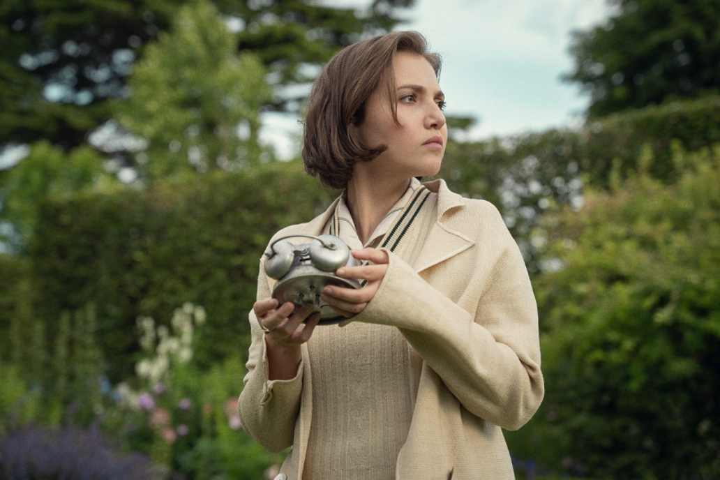 Mia McKenna-Bruceová si v detektivní minisérii Sedm ciferníků Agathy Christie zahrála ústřední roli lady Eileen.