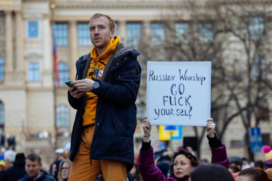 Lidé v neděli na podporu prezidenta mimo jiné ve sporu s Motoristy o nejmenování poslance strany Filipa Turka ministrem zaplnili Staroměstské náměstí v Praze a spodní část Václavského náměstí. Podle Milionu chvilek dorazilo 80 tisíc až 90 tisíc  lidí. "Tyto lidi už nepůjde umlčet, a to je nesmírně důležité," prohlásil předseda spolku Mikuláš Minář (na snímku).