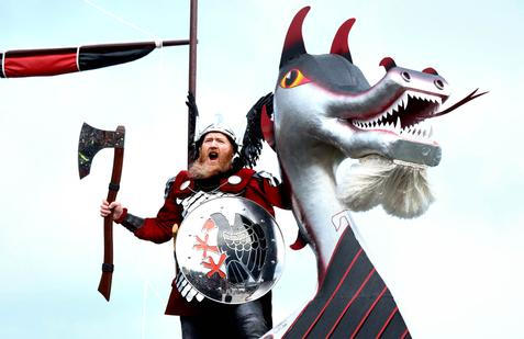 Oheň, Vikingové a chaos: Up Helly Aa v plné síle