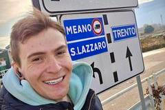 Nico Moro se pěšky vydal z Česka do Milána na zahájení zimní olympiády, aby uctil památku babičky, otestoval své hranice a dokázal, že velké cesty nezačínají svaly, ale rozhodnutím. 