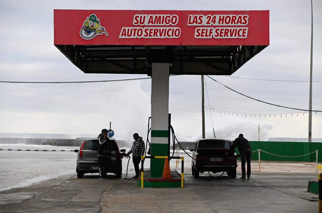 Řidiči tankují svá auta na Kubě.
