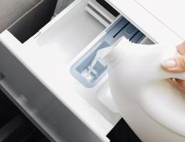 Prádlo po vyprání nevoní? Možná jen špatně používáte zásuvku na prací prostředky