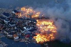 Dramatická letecká fotografie agentury AP pořízená fotografem Yasushi Kanno dne 11. března 2011 zachycující bezprostřední následky tsunami ve městě Natori v prefektuře Miyagi. 