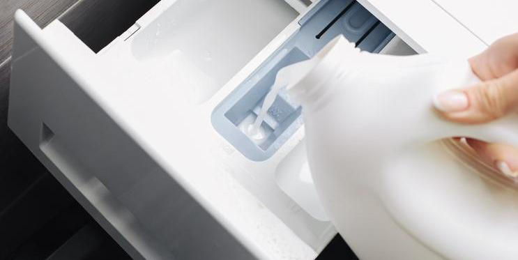 Prádlo po vyprání nevoní? Možná jen špatně používáte zásuvku na prací prostředky