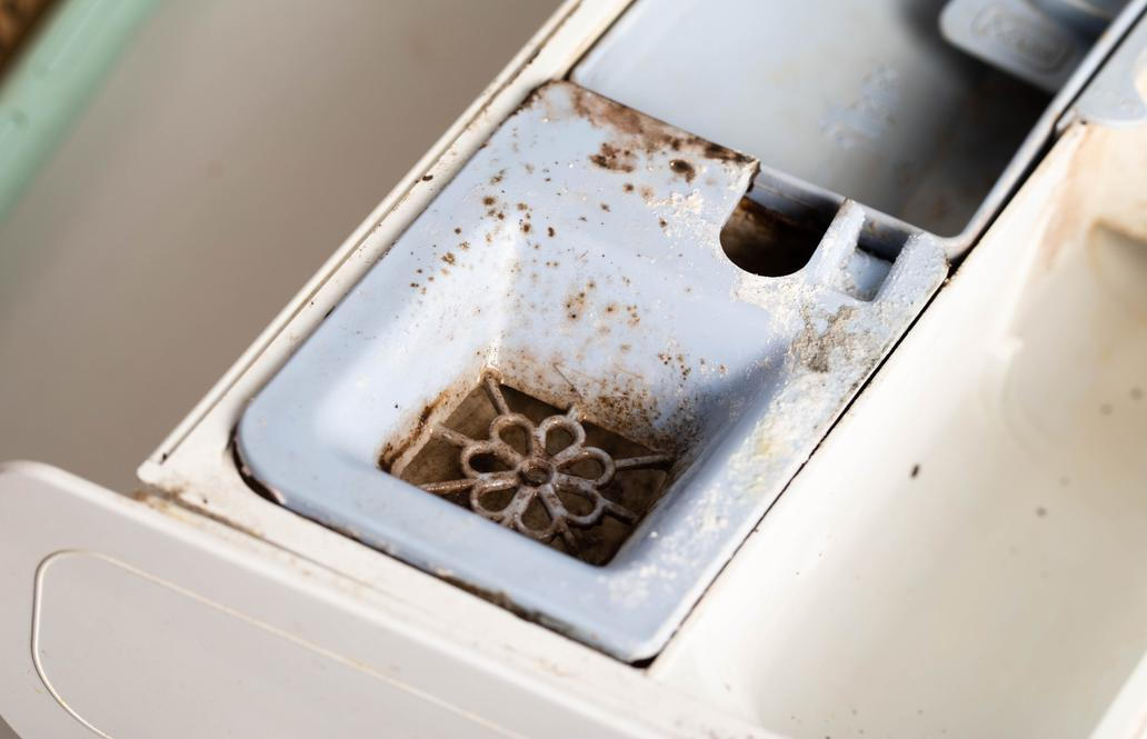 Prádlo po vyprání nevoní? Možná jen špatně používáte zásuvku na prací prostředky