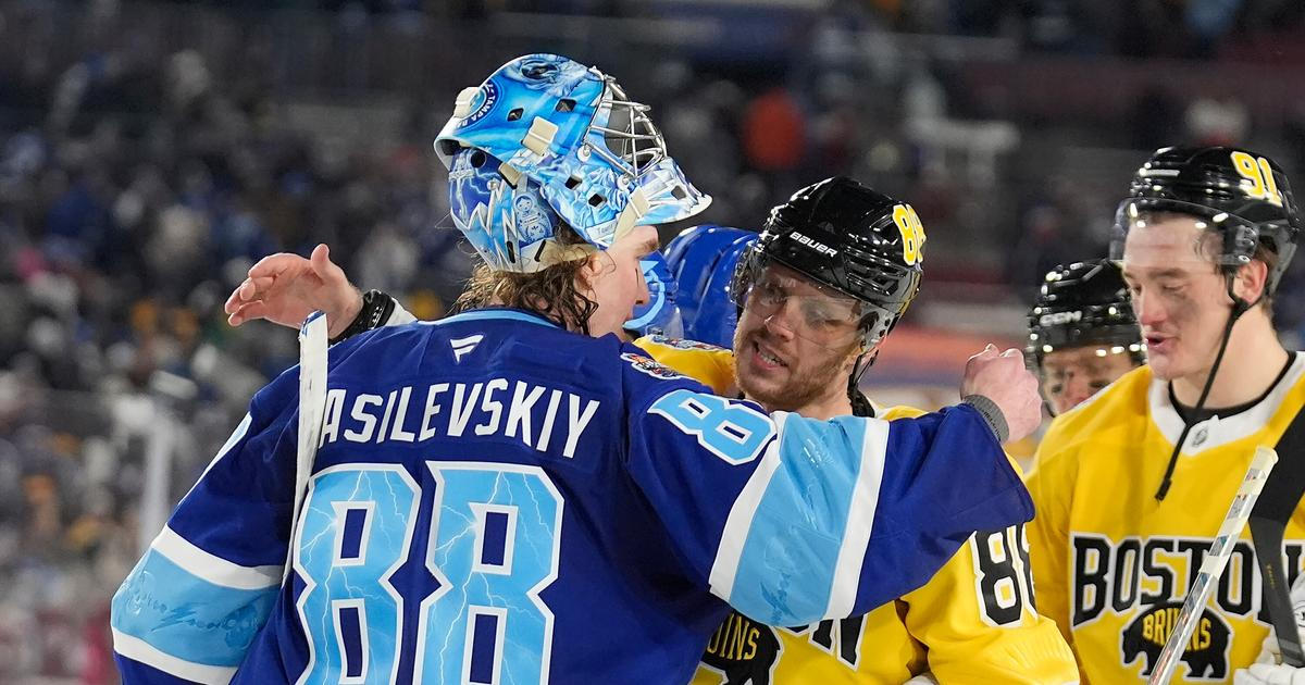 NHL baví nevídaná bitka gólmanů. Pastrňák a spol. po ní zahodili vyhraný zápas