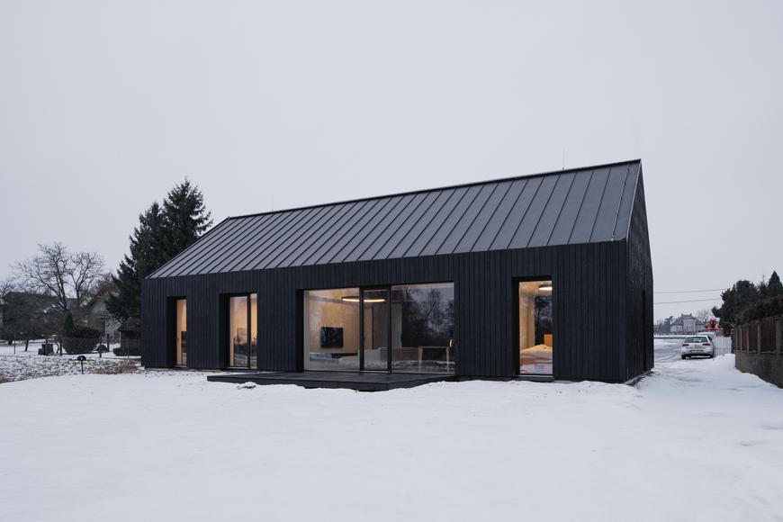 Architekt navrhl dům pro bratra. Jak „Batmaní dům“ vyrostl na pozemku po babičce