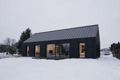 Na pozemku, který kdysi patřil jejich babičce, dnes stojí dům s neobvyklou černou fasádou. V obci si proto vysloužil přezdívku Batmaní dům. 