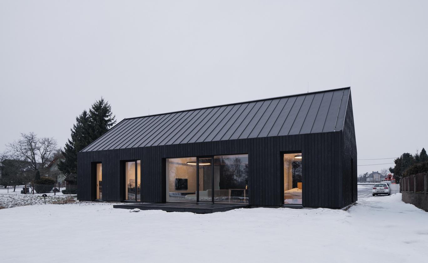 Díky osobnímu vztahu, společným zkušenostem a jasně nastaveným hranicím vznikl dům, který je kompaktní, úsporný a promyšlený do detailu.