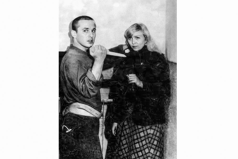 Miroslav Stehlík s policejní figurantkou při rekonstrukci útoku na Miroslavu H., Limuzská ulice, Praha, 29. srpna 1983. Oběť těžce zraněna.