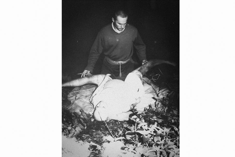 Miroslav Stehlík při rekonstrukci útoku na policejní figurantku, Praha, 80. léta