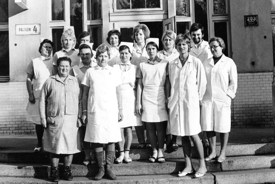 Zdravotníci často přimhouřili oko a Stehlíka po večerce pustili ven.