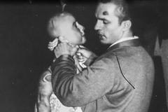 Miroslav Stehlík s policejní figurínou při rekonstrukci násilného útoku, Praha, cca srpen-září 1983. Demonstrace způsobu rdoušení obětí.