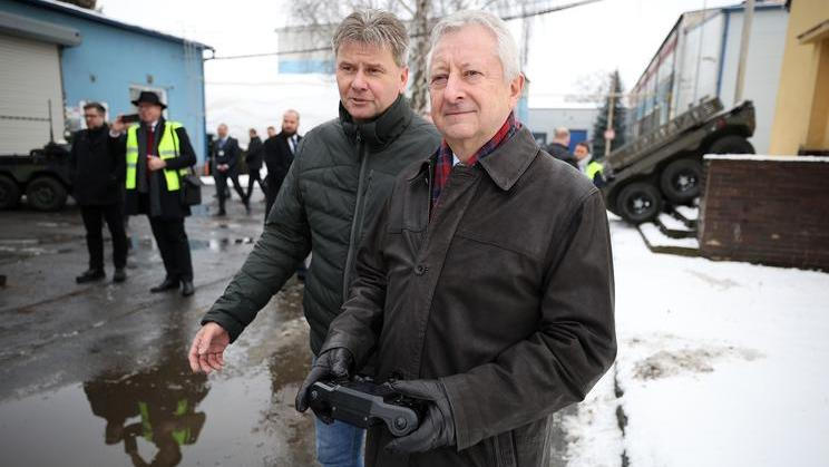 Ministr obrany Jaromír Zůna (za SPD) na návštěvě státního podniku VOP CZ, 30. 1. 2026.