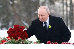 Russian President Putin visits WW2 memorial in St Petersburg