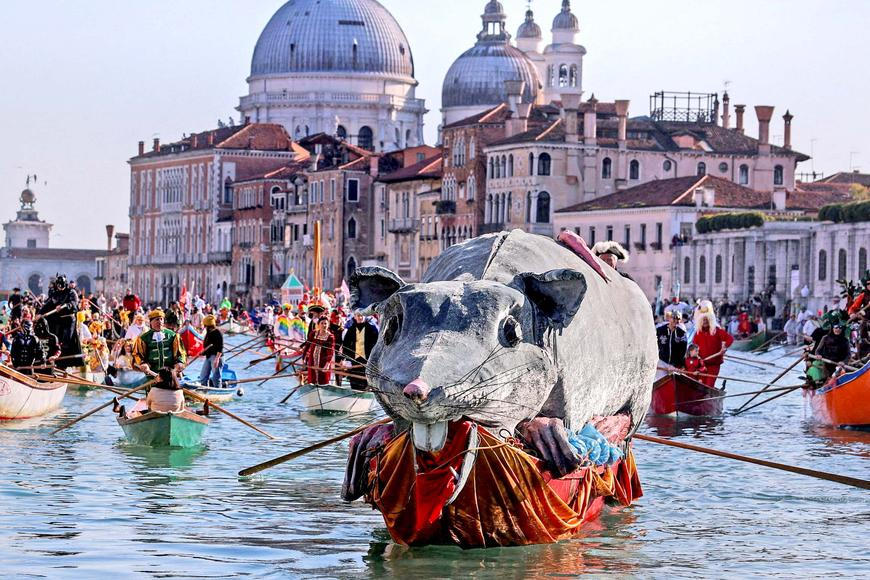 Benátky slaví s „Panteganou“: karneval, olympijský duch a moře turistů