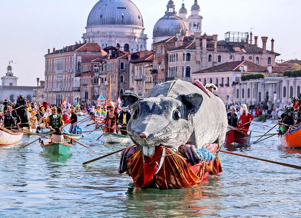 Benátky slaví s „Panteganou“: karneval, olympijský duch a moře turistů