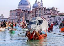 Benátky slaví s „Panteganou“: karneval, olympijský duch a moře turistů