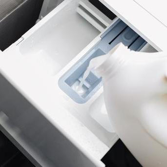 Prádlo po vyprání nevoní? Možná jen špatně používáte zásuvku na prací prostředky