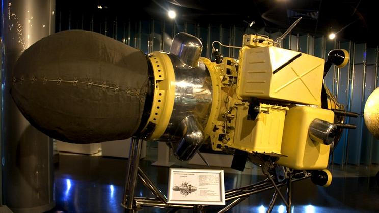 Sonda Luna 9 se stala prvním lidským výtvorem, který měkce dosedl na měsíční povrch. Maketa modulu je uložená v moskevském Muzeu kosmonautiky.