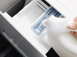 Prádlo po vyprání nevoní? Možná jen špatně používáte zásuvku na prací prostředky