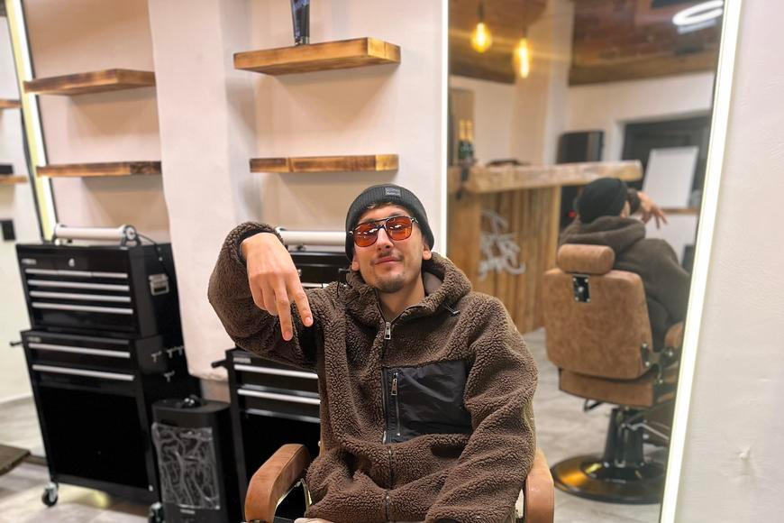 „Bitchelor“ i asijská manikérka. Jak barber z Frýdku-Místku za pár měsíců dobyl Instagram