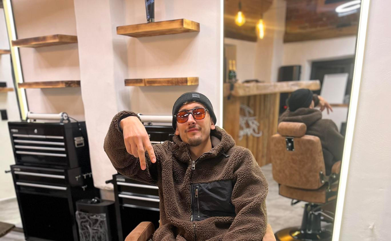 „Jaký jsem v reálu, takový jsem i na sítích. Přirozený. Normální. A asi i zábavný,“ říká barber a tvůrce vidíe.