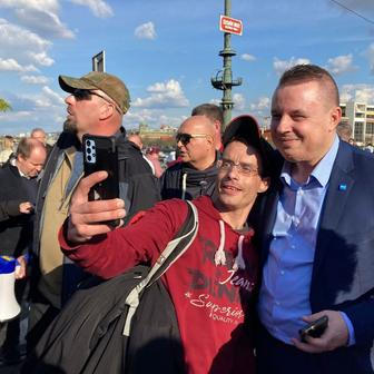 Po Vrabelovi převzal otěže protivládních demonstrací Jindřich Rajchl. I tomu se podařilo párkrát zaplnit horní část Václavského náměstí. Ke 100 tisícům účastníků ale nikdy nedosáhl, i když tvrdil opak.
