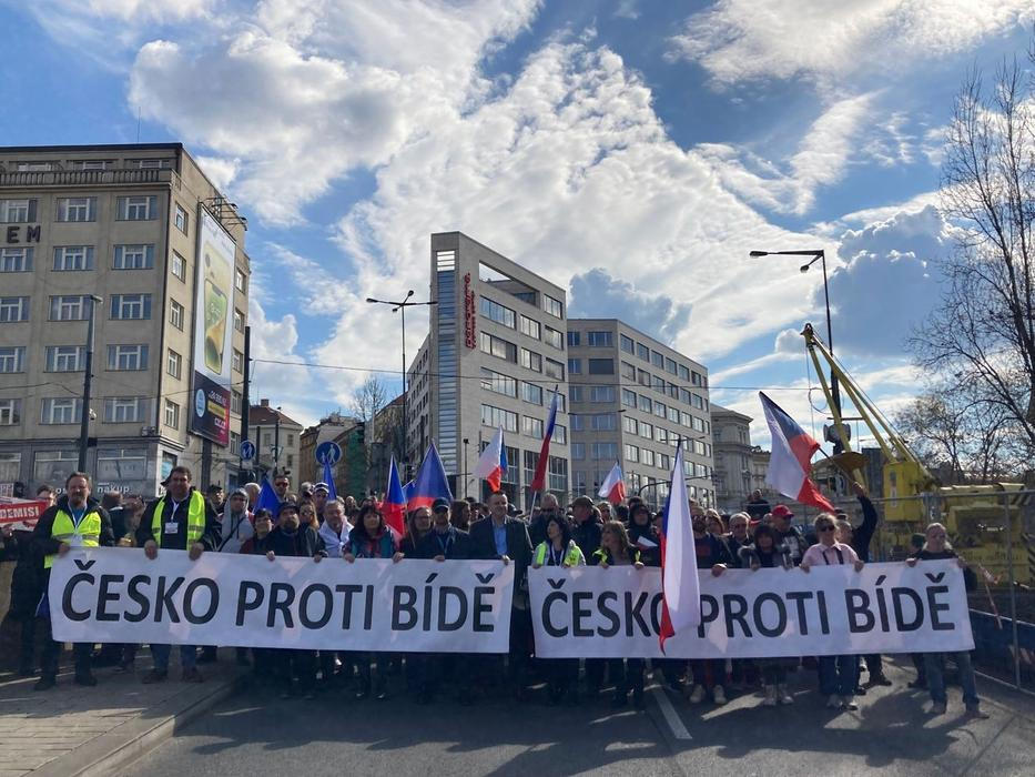 Po Vrabelovi převzal otěže protivládních demonstrací Jindřich Rajchl. I tomu se podařilo párkrát zaplnit horní část Václavského náměstí. Ke 100 tisícům účastníků ale nikdy nedosáhl, i když tvrdil opak.
