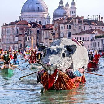 Benátky slaví s „Panteganou“: karneval, olympijský duch a moře turistů