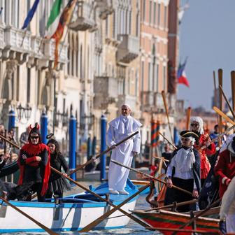 Benátky slaví s „Panteganou“: karneval, olympijský duch a moře turistů
