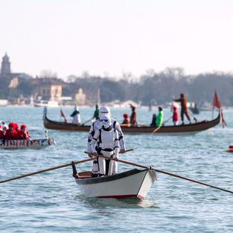 Benátky slaví s „Panteganou“: karneval, olympijský duch a moře turistů