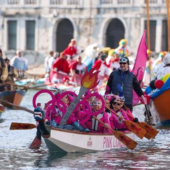 Benátky slaví s „Panteganou“: karneval, olympijský duch a moře turistů