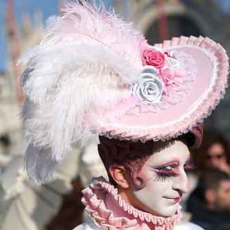 Benátky slaví s „Panteganou“: karneval, olympijský duch a moře turistů