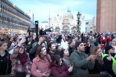 Benátky slaví s „Panteganou“: karneval, olympijský duch a moře turistů