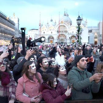 Benátky slaví s „Panteganou“: karneval, olympijský duch a moře turistů