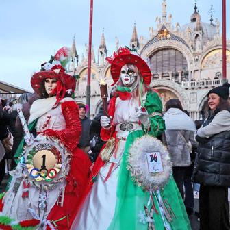 Benátky slaví s „Panteganou“: karneval, olympijský duch a moře turistů