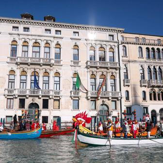 Benátky slaví s „Panteganou“: karneval, olympijský duch a moře turistů